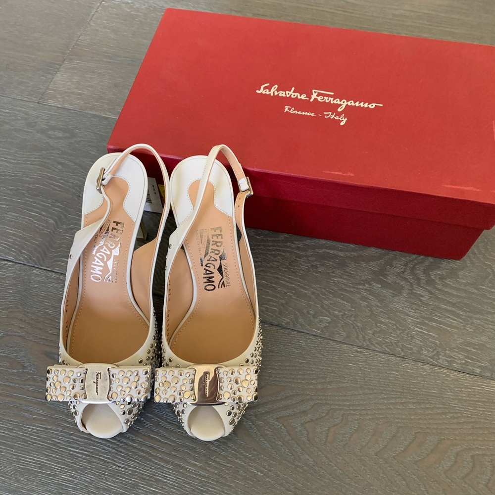NEW Salvatore Ferragamo Peep-Toe Bow Pumps